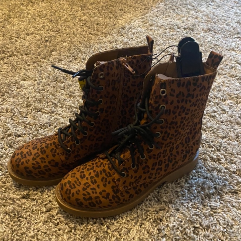 New size 6 women’s Cheetah combat boots